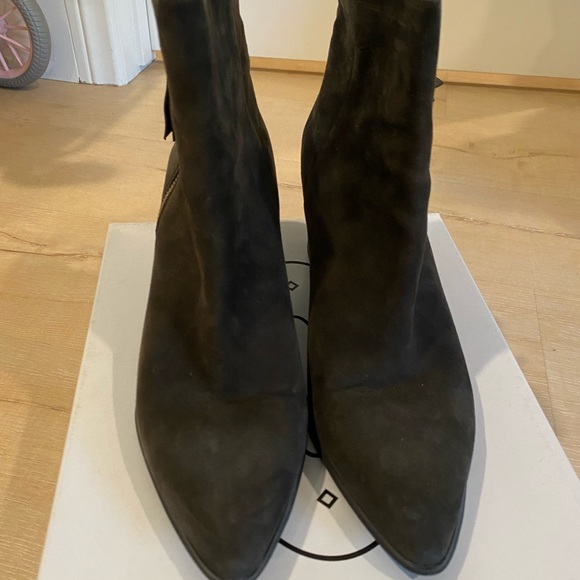 Micheal Kors Boots - Picture 1 of 4